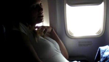 Chica masturbándose en un avión