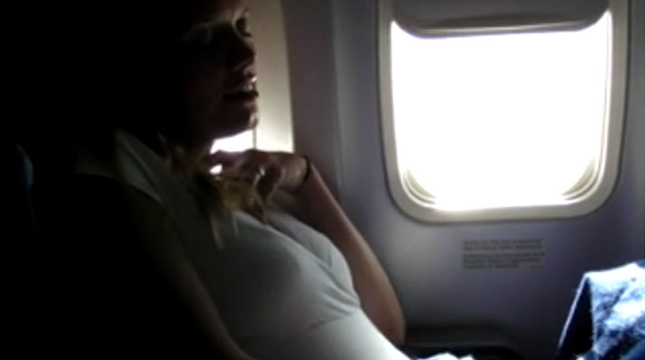 Chica masturbandose en un avion