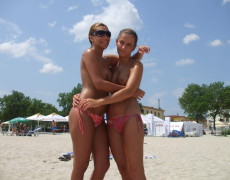 Dos ricas nudistas en la playa (10)