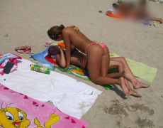Dos ricas nudistas en la playa (2)