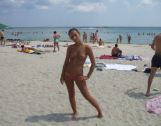 Dos ricas nudistas en la playa (3)