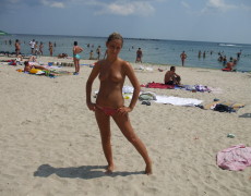 Dos ricas nudistas en la playa (4)