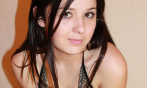 Linda Chica Posando en Malla