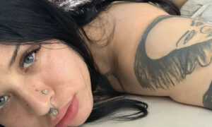 Zorrita con lindos ojos y un coño carnoso para mostrar