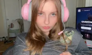 Adorable zorrita tetona metiéndose un dildo