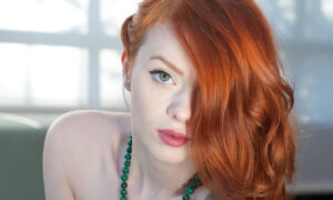 Julie Kennedy como Lass para Suicide Girl