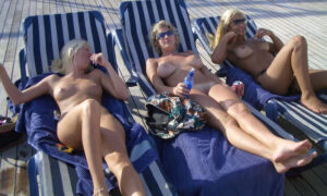 Rubias tetonas y alegres tomando el sol desnudas